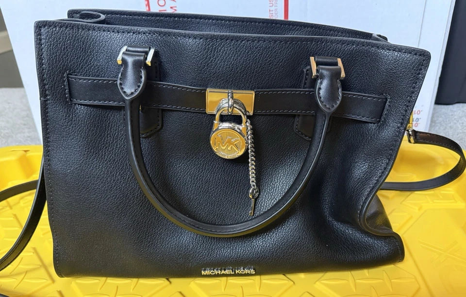 MICHAEL KORS BOLSO DE HOMBRO MEDIANO DE CUERO NEGRO BOLSO DE MANO BOLSO DE MANO MK USADO Foto 2 de 4