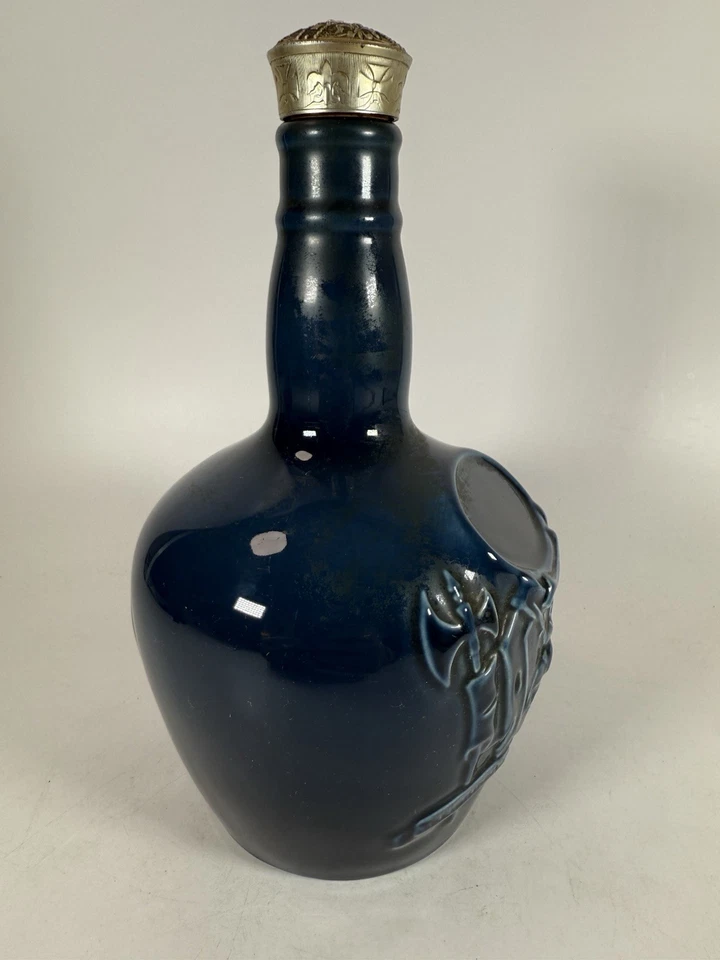 Botella decantadora vintage de cerámica azul Chivas Regal Spode 75 cl con tapón Foto 3 de 4