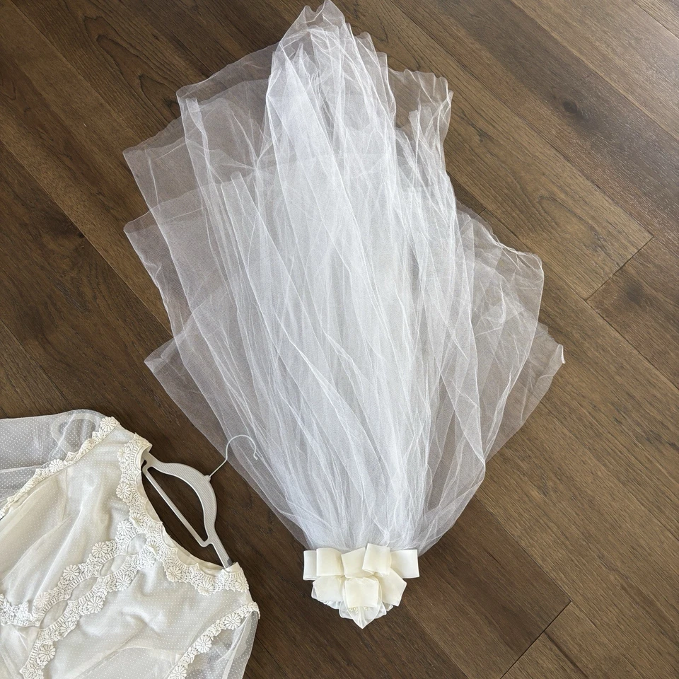 Vintage 1960s Wedding Dress Swiss Dot Organza Floral Button Sleeve with Veil - Image 4 of 4