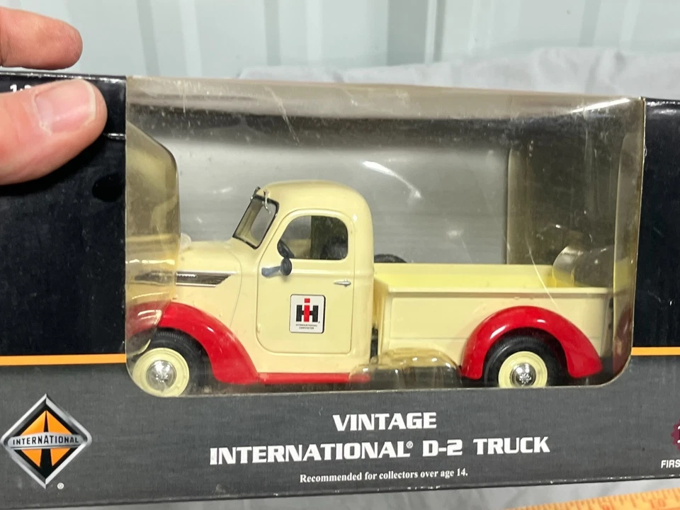 First Gear 1:25 Scale Vintage International Harvester D-2 Truck 40-0294 NIB LOGO - Image 3 of 4