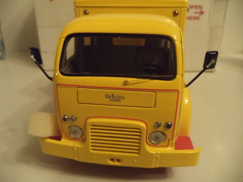 Danbury Mint Coca Cola 1955 Delivery Truck 1/24 Diecast Metal with Box - Image 2 of 4