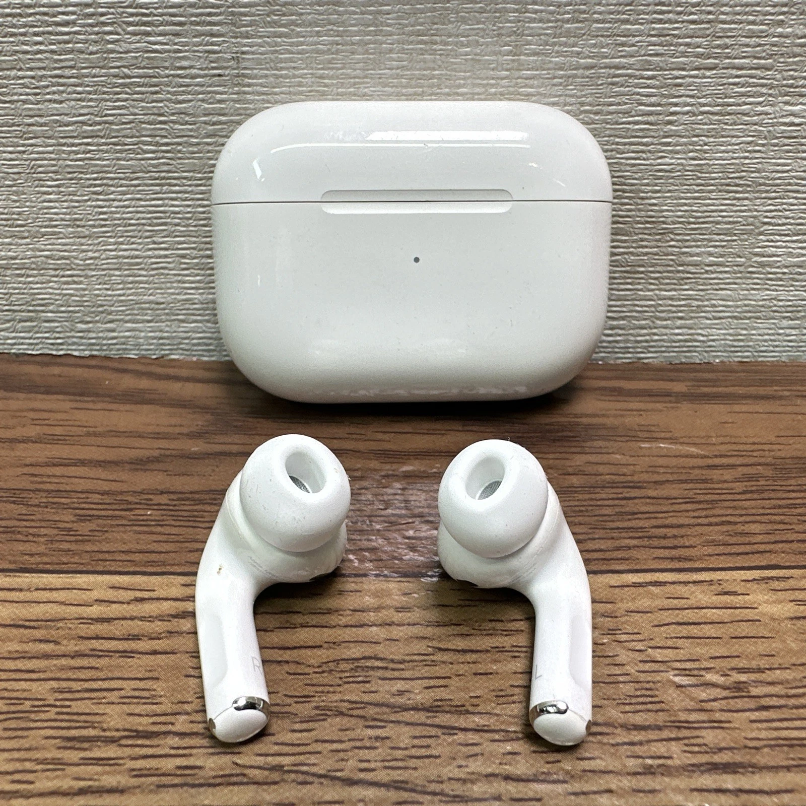 Apple AirPods Pro 1st Generation Earbuds A2190 include Charging Case / READ