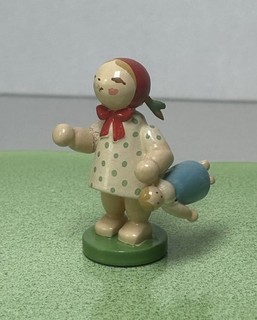 1237/26 Altes Mädchen mit Puppe Wendt und Kühn Erzgebirge