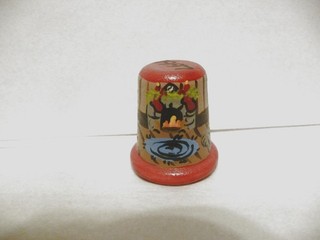 THIMBLE VINTAGE HANDPAINTED WOOD JOAN DODGE CHRISTMAS 1997 W/TREE & FIREPLACE