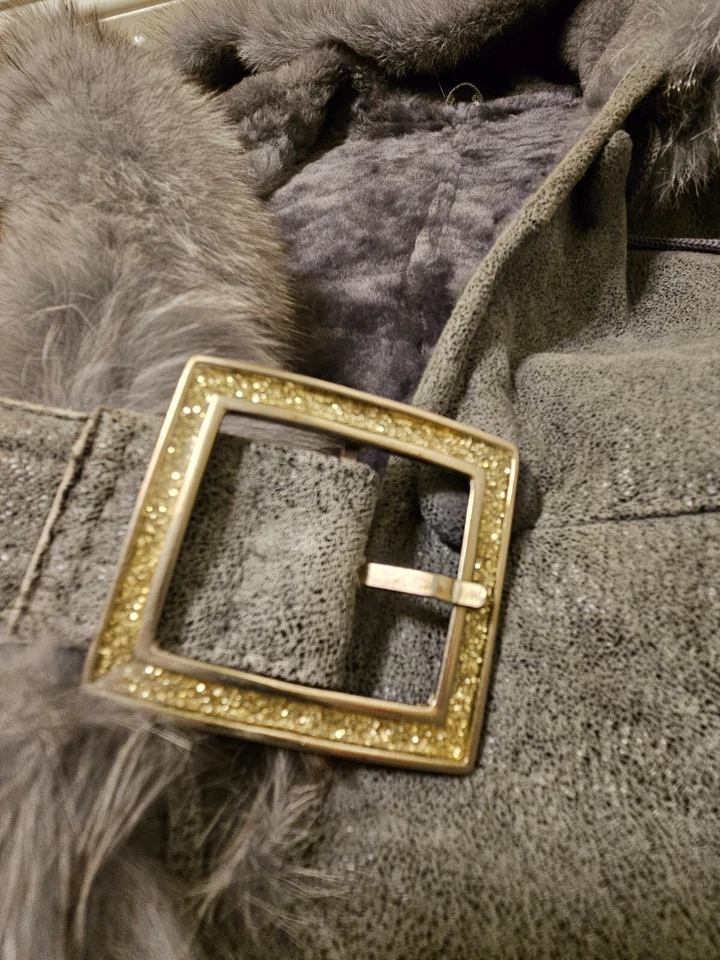 Abrigo de oveja hecho a mano en Polonia con capucha ajustable gris claro/plateado Foto 4 de 4