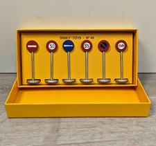 Dinky Toys No. 40, Panneaux de signalisation Ville - 6 metal roadsigns