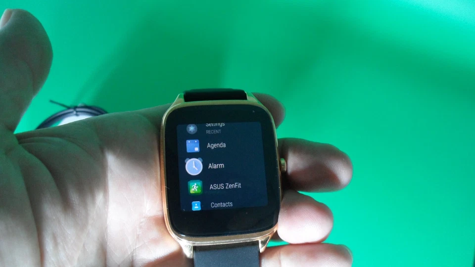 Reloj inteligente ASUS ZenWatch 2 modelo # W1501Q dorado/negro Foto 3 de 4