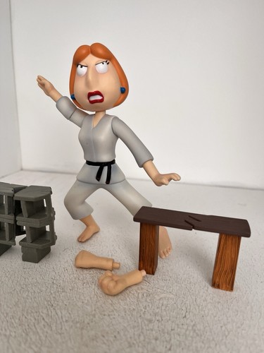 MEZCO TOYZ FAMILY GUY SERIES 4 LETHAL LOIS GRIFFIN TOY ACTION FIGURE - Picture 4 of 5