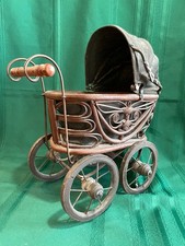 Vintage Puppenbuggy aus Holz mit gefalteter Segeltuchhaube (1778)