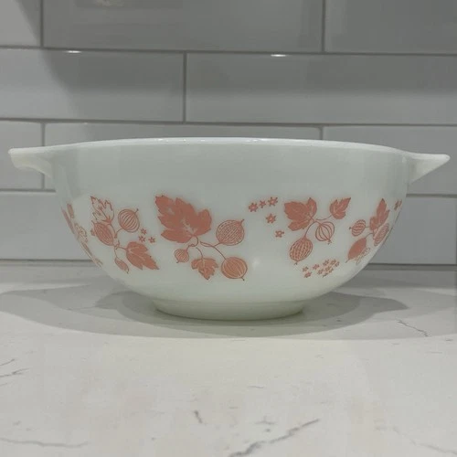 New ListingVtg Pyrex Pink on White Gooseberry 443 2.5 Qt Cinderella Mixing Bowl