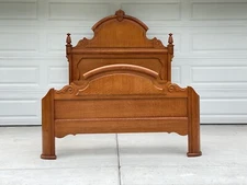 Lexington Furniture Victoria Sampler Collection Queen Bed Frame