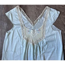 Vintage Light Green Nightgown lace embroidery Size S cottagecore shabby chic