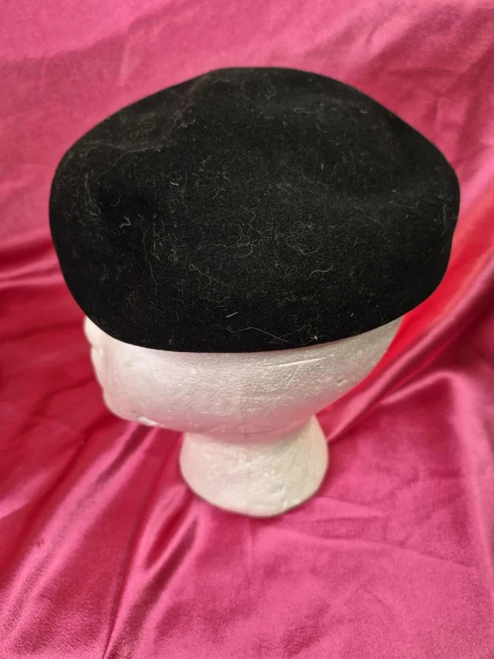 Sombreros de Colección - Sombrero de Terciopelo Marrón con Pluma, Boina Negra, Pastillero de Lana Blanca Foto 4 de 4