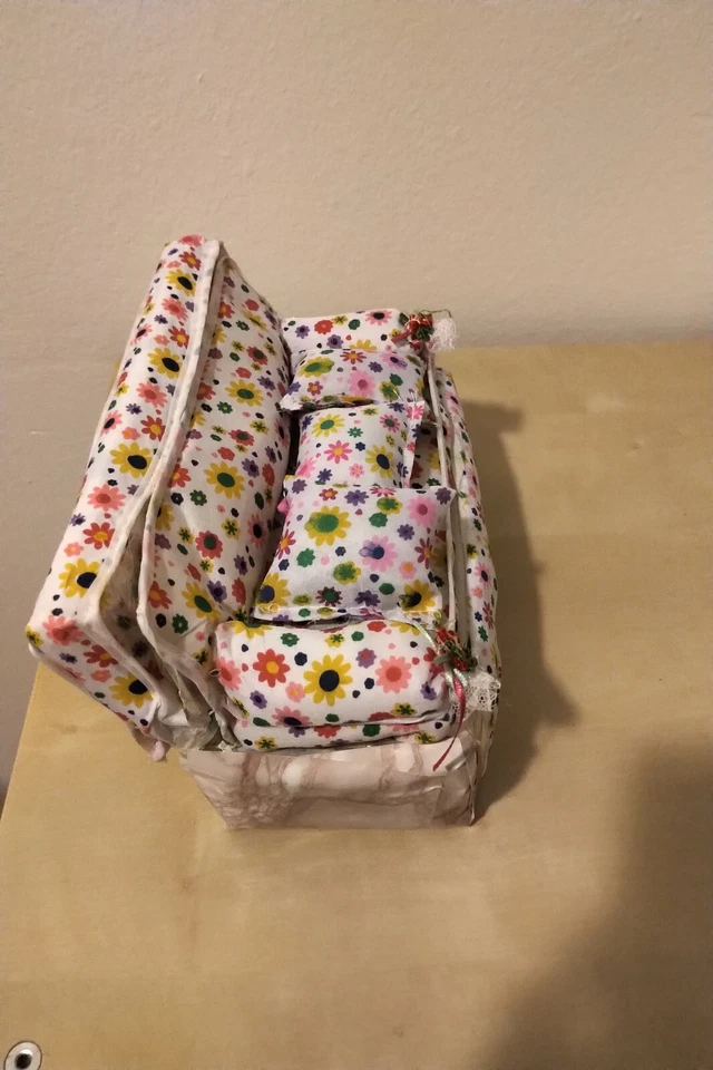 1/6 Divanetto fatto a mano per Barbie o bambole simili - Immagine 3 di 4