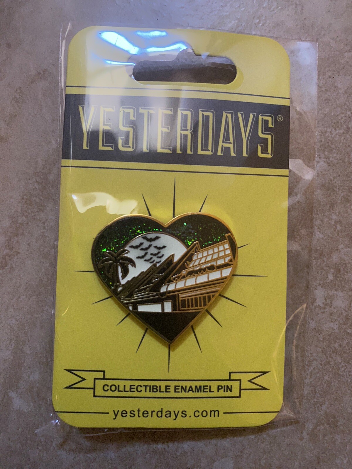 SDCC 2023 DIEGO COMIC CON GREEN DAILY PIN HEART EXCLUSIVE YESTERDAYS PIN BUTTON