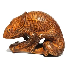 Y7092 - 2" Hand Carved Boxwood Netsuke Figurine Carving : Lizard on Branch