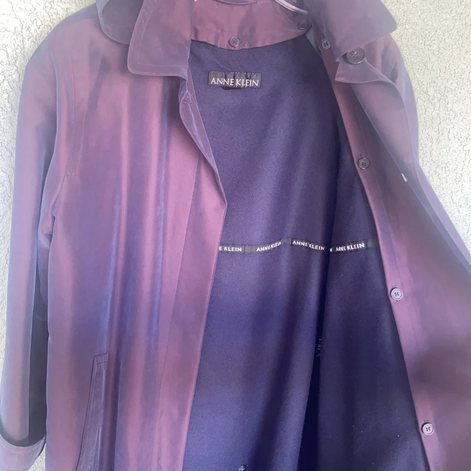 Gabardina Anne Klein para mujer talla 10 iridiscente, ciruela todo clima botón Foto 4 de 4
