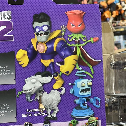 Diamond Select Plants vs Zombies GW 2 Rose vs. Captain Brainz Action Figure Set - Picture 7 of 7
