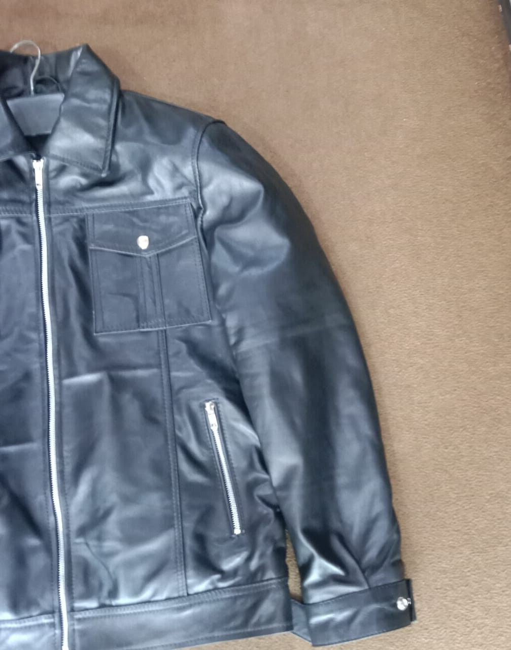 ALTRA "Classica giacca in pelle nera stile senza tempo per ogni occasione"