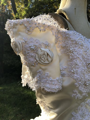 ALVINA VALENTA Couture Beaded Wedding Gown w/ Rolled Rose Veil 38-30-80 A+ - Picture 9 of 12