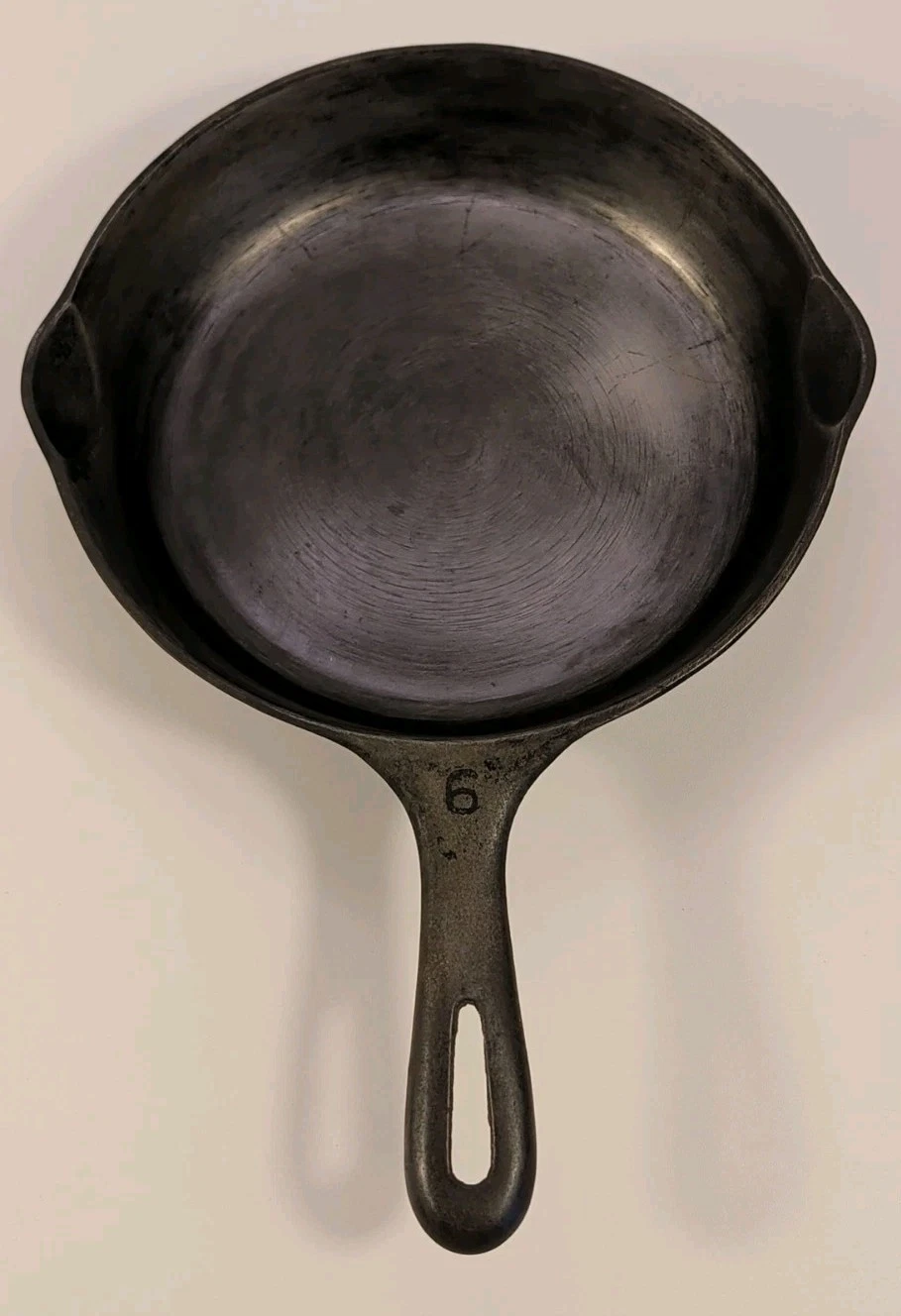 Wagner 9" Skillet Unmarked (M) Pre-1960 Smooth Surface Teardrop-Shaped Handle