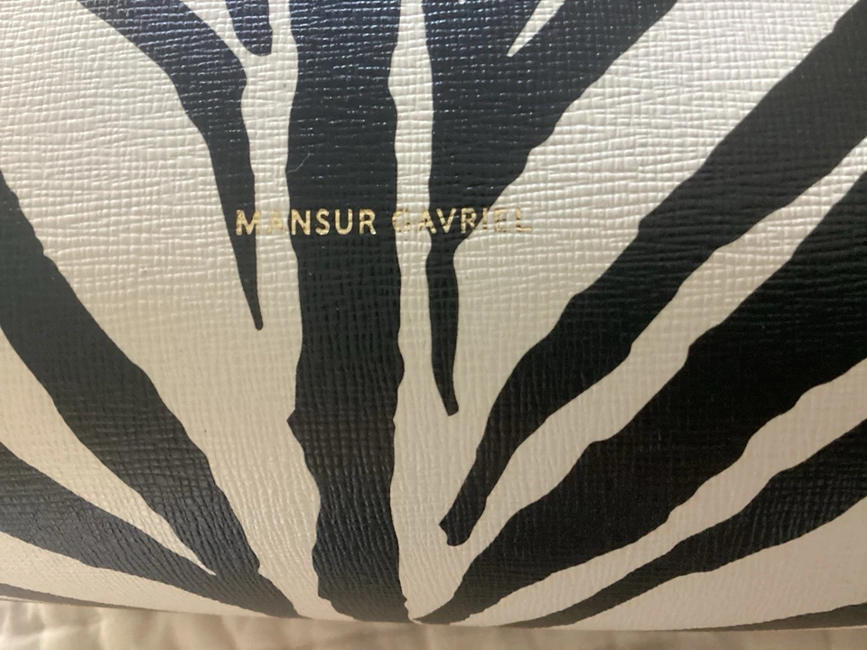 Bolsa feminina de couro Mansur Gavriel com estampa de zebra, alça tiracolo destacada, em excelente estado usado - Imagem 4 de 4