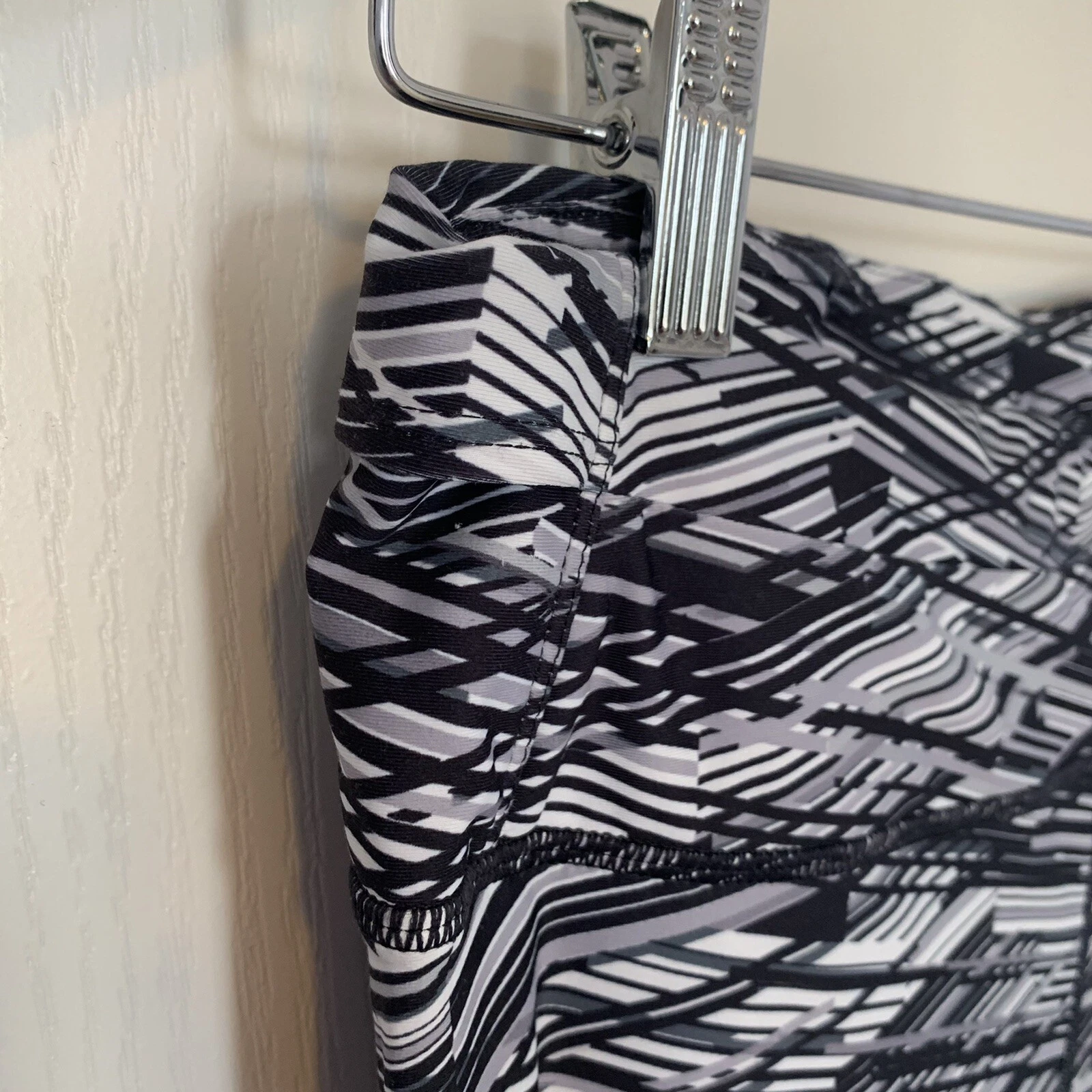 fabletics crop back zipper pocket gray white geometric print leggings