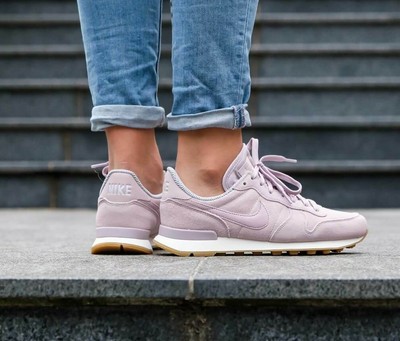 nike internationalist particle pink