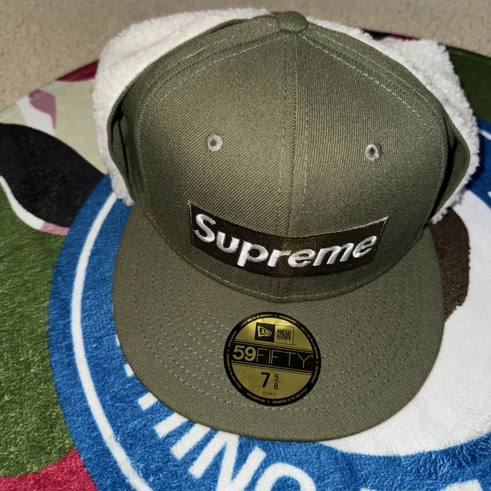 Boîte à volets d'oreille Supreme x New Era WINDSTOPPER logo olive taille 7 5⁄8
