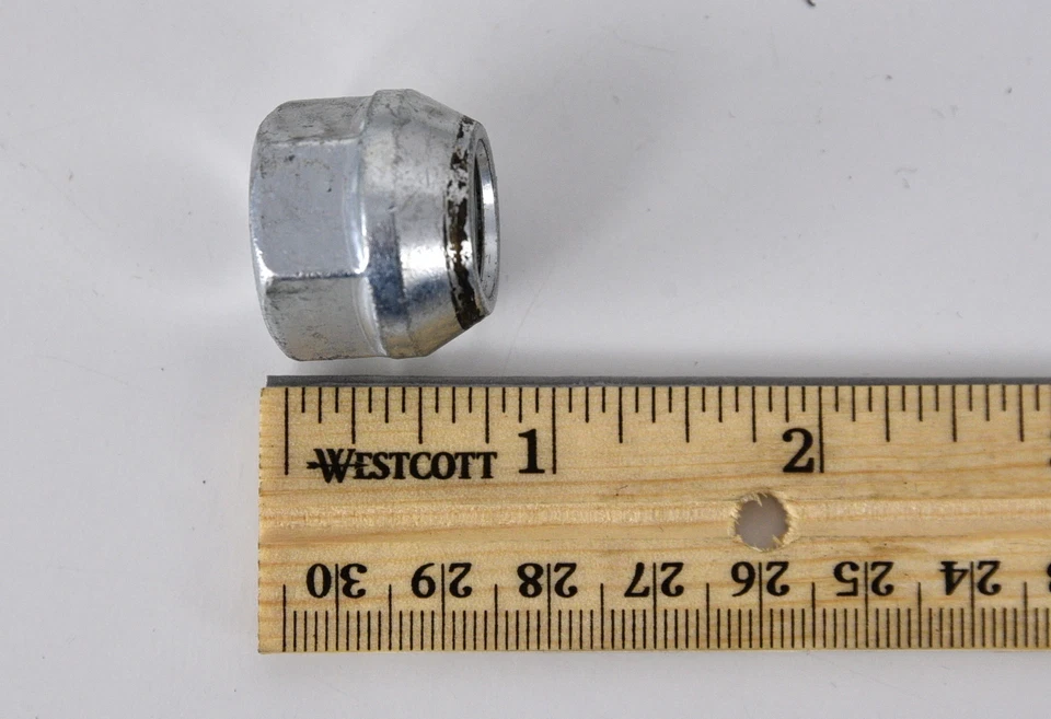 Camión GM SILVERADO SIERRA 1500 14x1,5 fábrica fabricante de equipos originales tuercas usadas x24 Foto 2 de 2