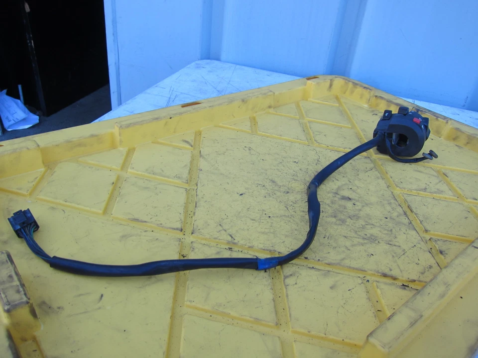 2008 SUZUKI KATANA 650 GSX650F OEM CLIPE ESQUERDO NA ALÇA INTERRUPTOR DE SINAIS DE BUZINA - Imagem 4 de 4