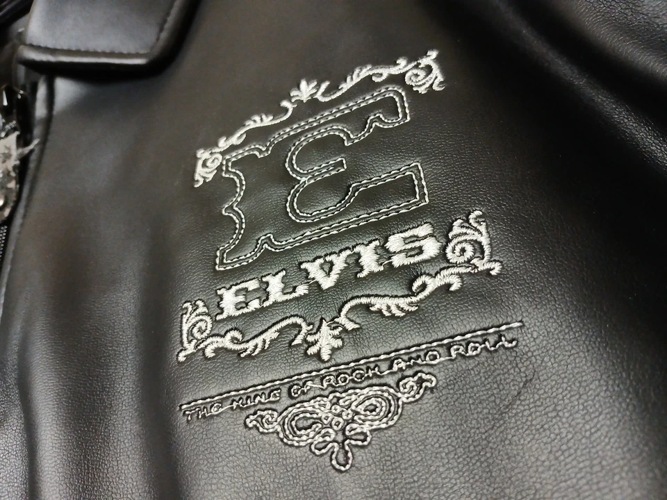 Chaqueta de cuero sintético mediana Elvis Presley de ExcelledThe King of Rock and Roll Foto 3 de 4