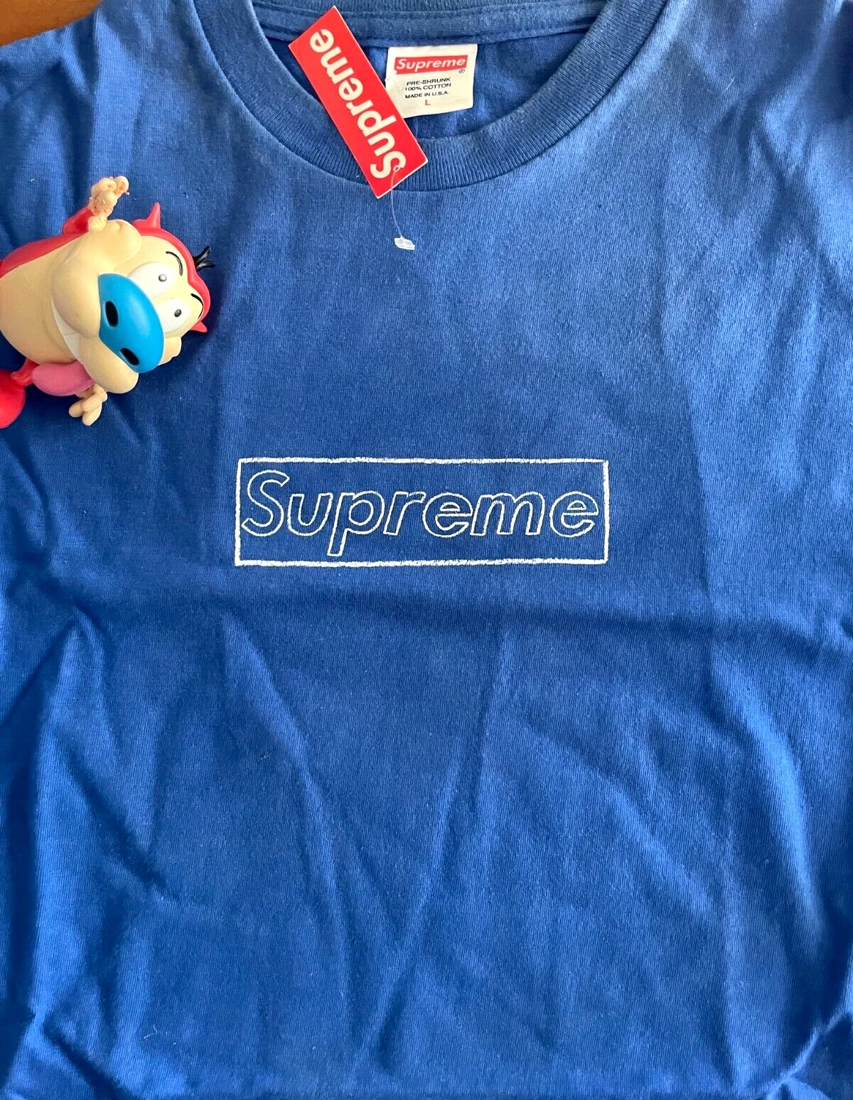 Neuf boîte bleue Supreme Kaws logo Tee L 2011 Yeezy Kate 2Pac Travis SB né élevé
