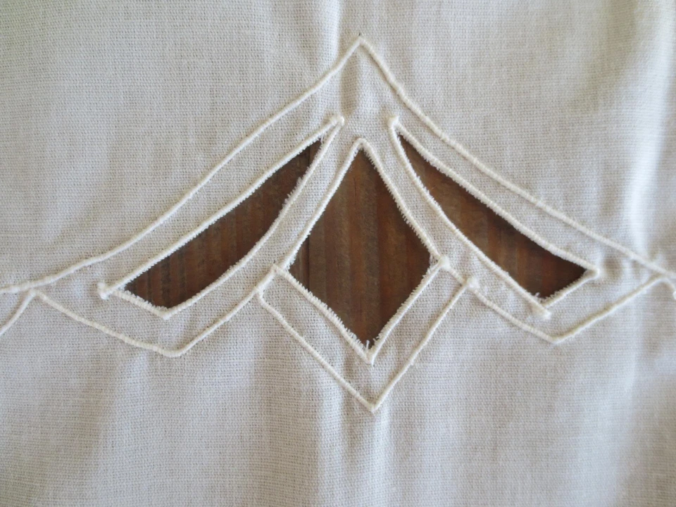 Large Formal Wilton Court Bone Art Deco Style Tablecloth 68" x 104" - Image 3 of 4