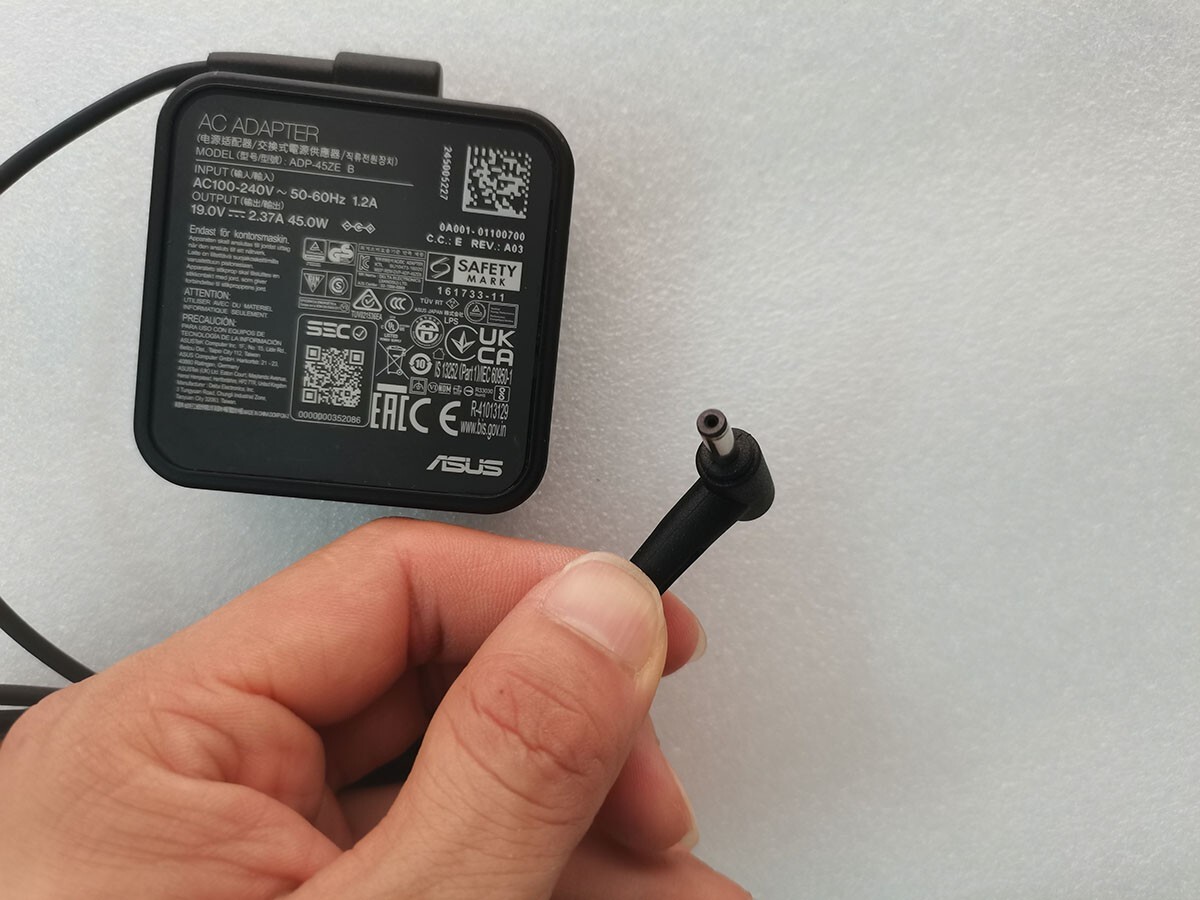 Originální nabíječka adaptér Asus X515EA 45W 2,37A 19V 4 x 1,35mm