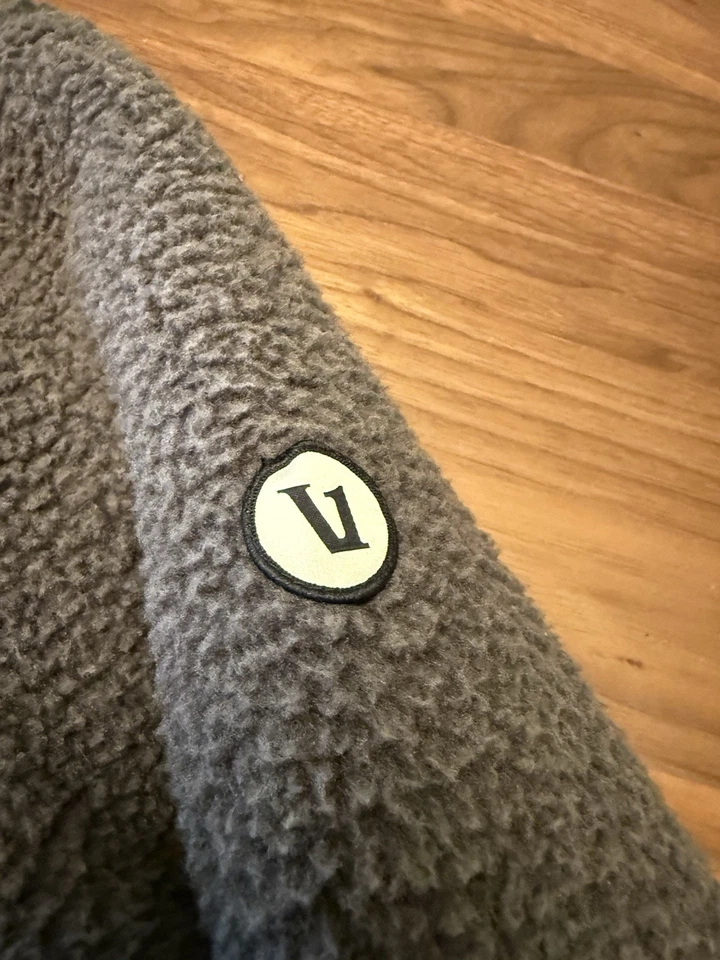 Chaqueta polar Vuori Idyllwild Sherpa Pile carbón grande para hombre Foto 3 de 4