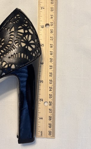 Escarpins Valentino Garavani Peep Toe découpés au laser en maille à fleurs, taille 40,5 (9,5-10) noir - Photo 16/16