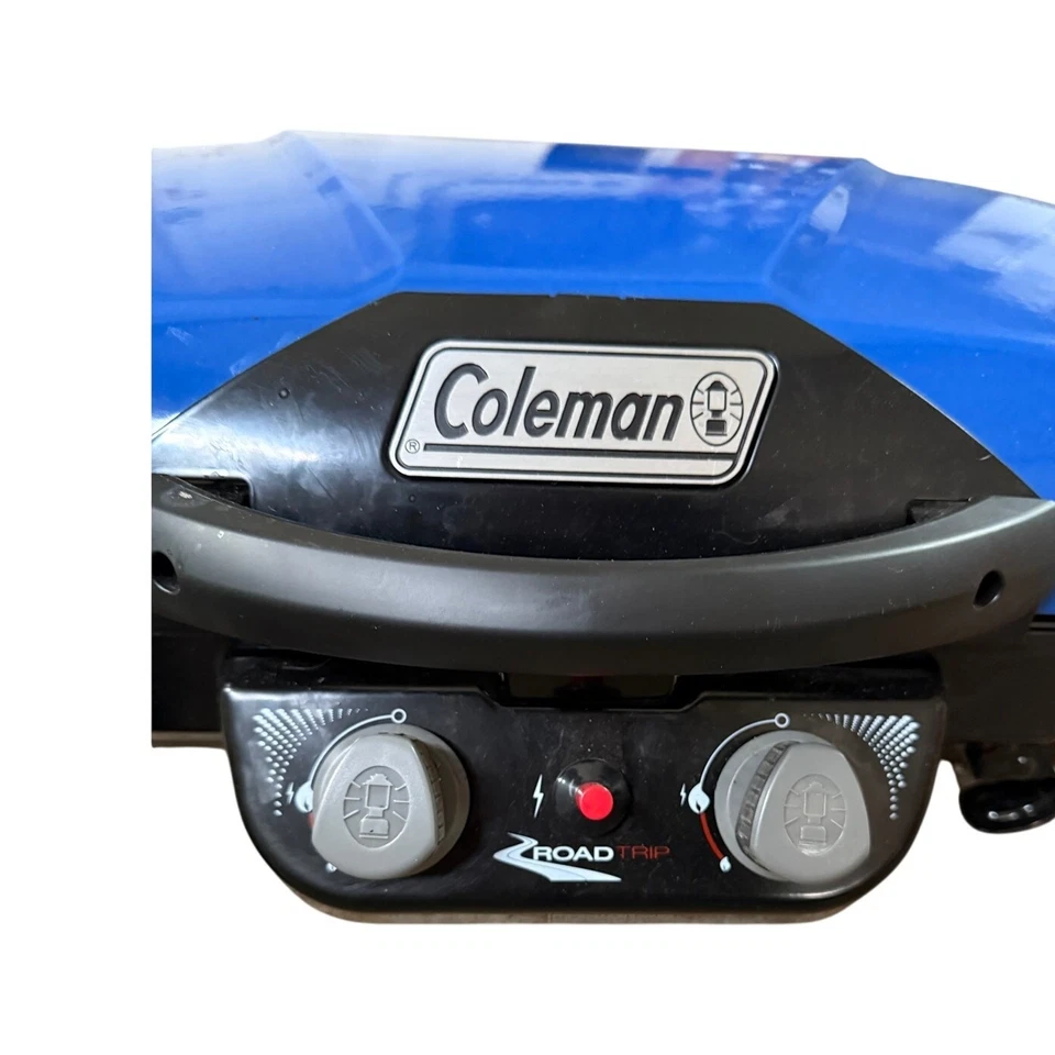 Parrilla portátil Coleman RoadTrip® X-Cursion de 2 quemadores de gas propano en azul  Foto 2 de 4