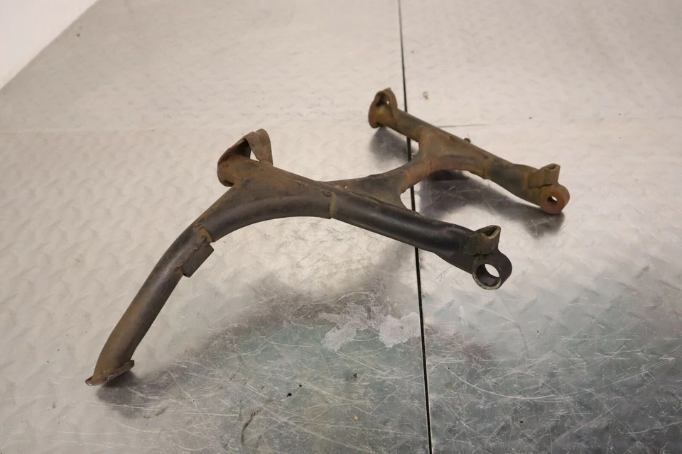 1984-1985 HONDA VT700 VT700C SHADOW CENTER STAND 50500-ME9-000 FREE SHIPPING - Imagem 3 de 3