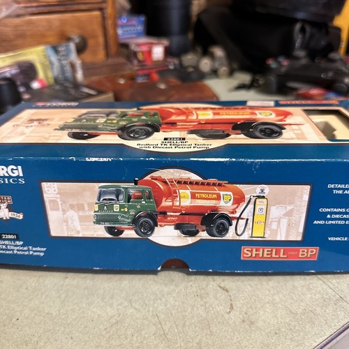 Corgi 22801 Shell Petroleum Tanker & Diecast Petrol Pump Shell/BP Ltd Edition - Picture 8 of 10