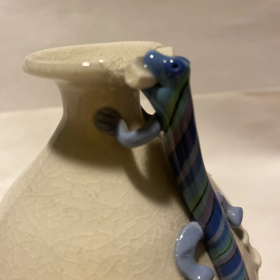 Jarrón Lagarto Escalador Azul "Toma un Mordisco" Crema 3D 6" x 4" Hecho a Mano por Artista Foto 2 de 4