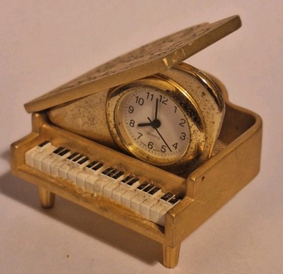 Schöne Miniaturuhr in Klavierform
