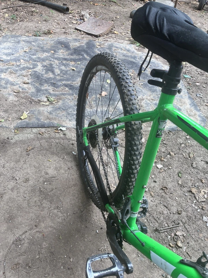 É uma mountain bike, estou vendendo, abandonei, um pneu é plano. - Imagem 2 de 4