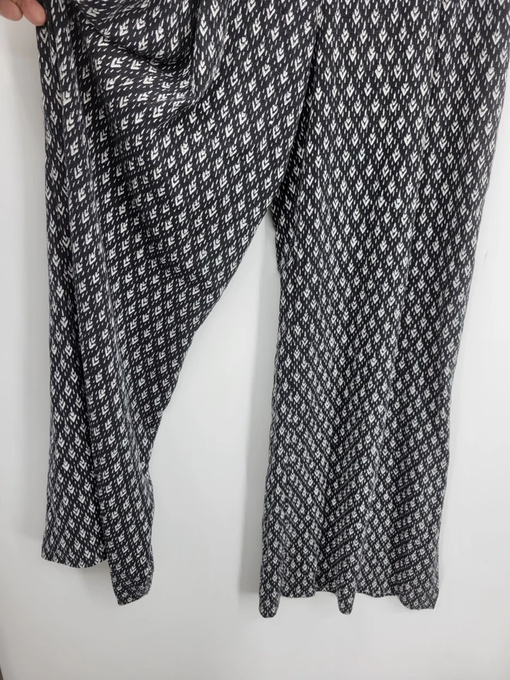 Pantalones Elevenses para mujer pequeños negros blancos estampado azteca abertura pierna acampanada boho fluidos Foto 3 de 4