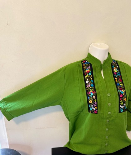 Typical Mexican blouse with hand embroidery made by Oaxacan artisans. - Picture 5 of 7