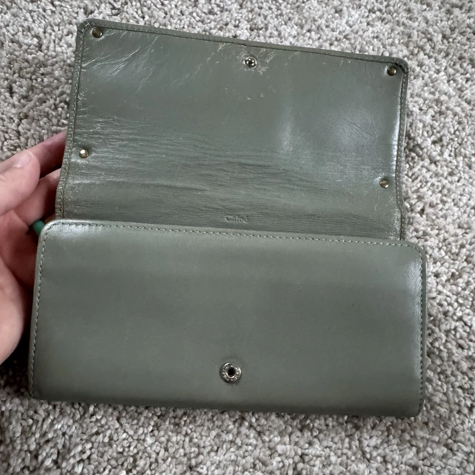 Cartera larga de cuero verde/marrón adornada con lazo Chloe Foto 3 de 4