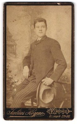 Photograph Julius Heyne, Remscheid, Bismarck-Strasse 66, young man in fashion 