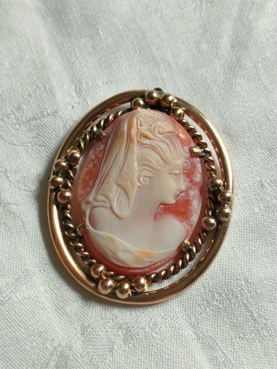 Broche Camée en métal, agrémentée d'un coquillage sculpté orné d'un