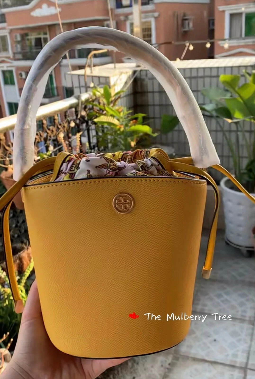 Mini borsa a secchio nuova con etichette Tory Burch 75591 Robinson stemma d'oro al dettaglio $328