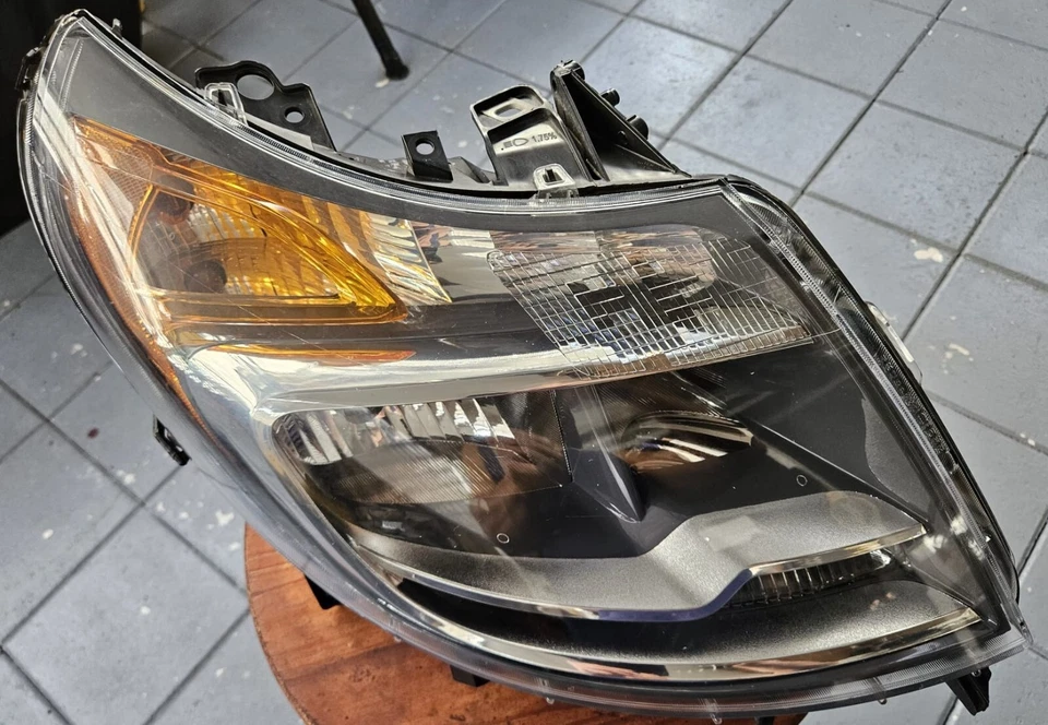 Faros delanteros Ram ProMaster 2014-2021 (conductor y pasajero) Foto 2 de 4